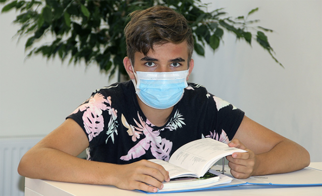 covid alunno scuola maschera banco