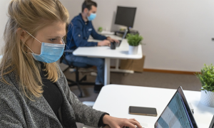 covid ufficio impiegati computer mascherina