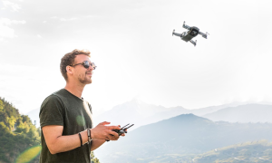 drone pilota montagne