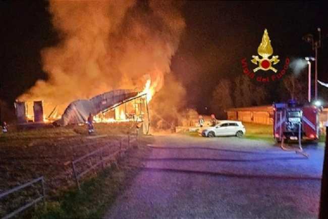 incendio cascina lenta