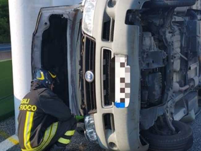 incidente camper rovesciato