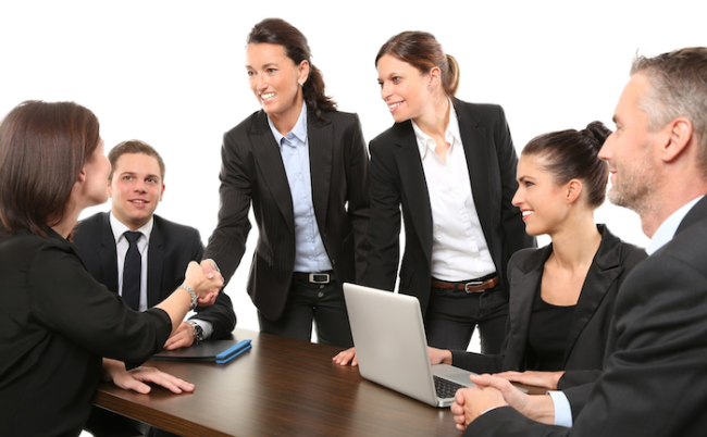 lavoro donne stretta mano