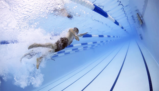 nuoto piscina sottacqua