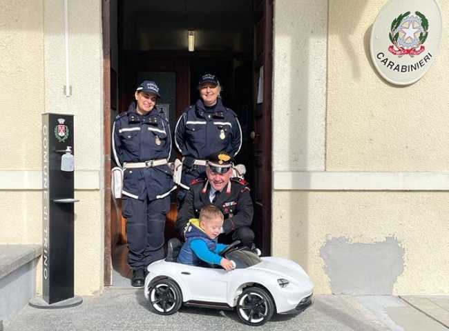 polizia locale auto bimbo