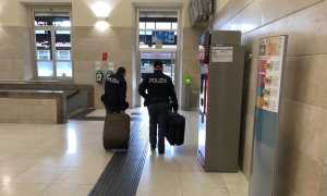 polizia valigie stazione