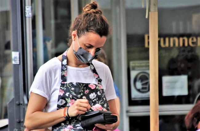 ristorante cameriera covid