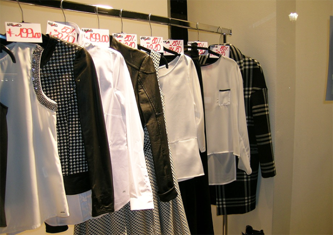 saldi vestiti appendino