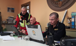 soccorso ufficio uomini computer scrivania