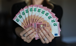 soldi euro mano carte