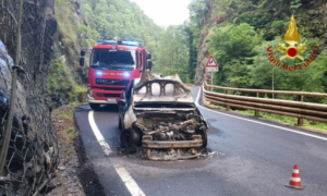 varallo auto a fuoco