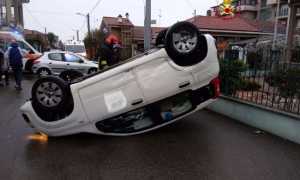 vigili del fuoco auto capottata