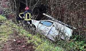 vigili del fuoco auto fuori strada a