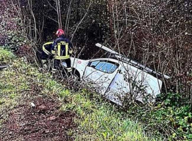 vigili del fuoco auto fuori strada a