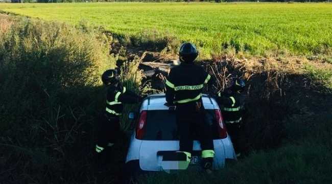 vigili del fuoco auto fuori strada