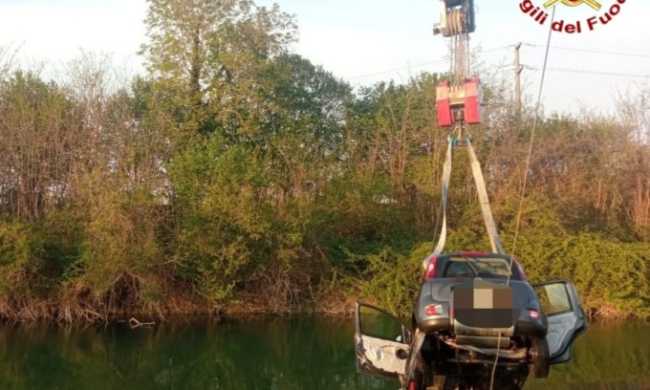 vigili del fuoco auto recuperata