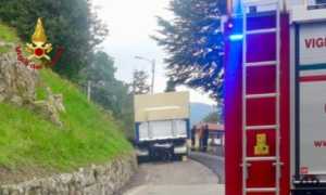 vigili del fuoco camion incastrato