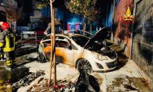 vigili del fuoco incendio auto gpl