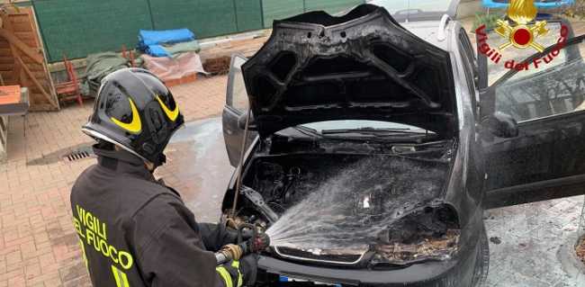 vigili del fuoco incendio auto