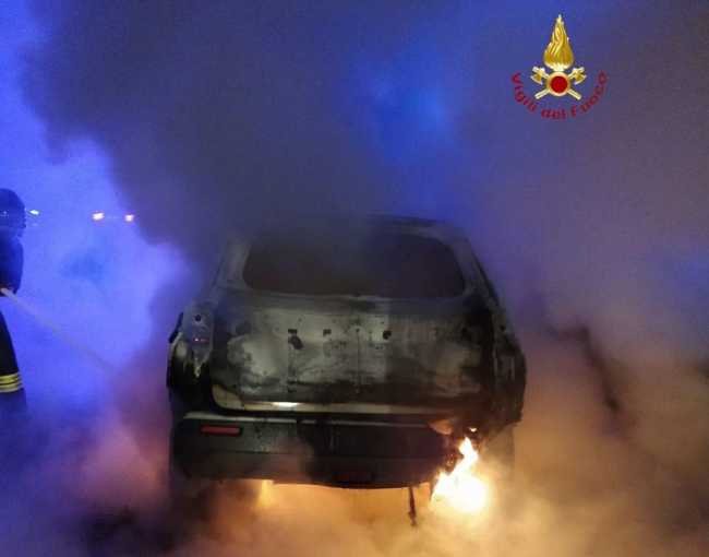 vigili del fuoco incendio automobile