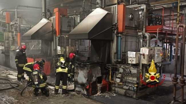 vigili del fuoco incendio fabbrica