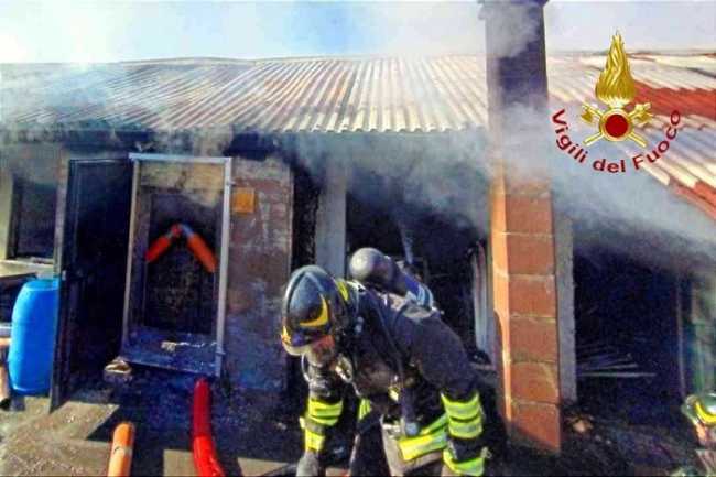 vigili del fuoco incendio magazzino