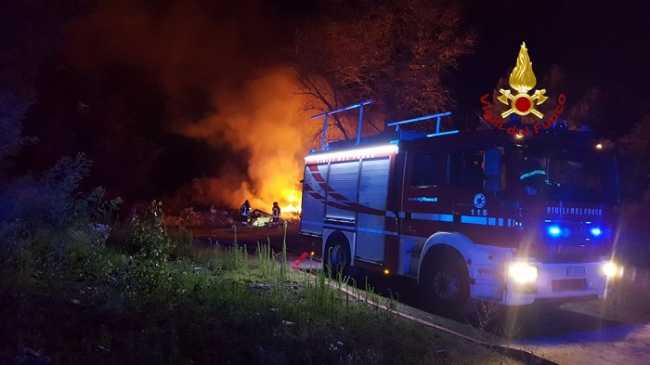vigili del fuoco incendio rifiuti