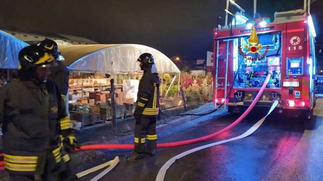 vigili del fuoco incendio vivaio