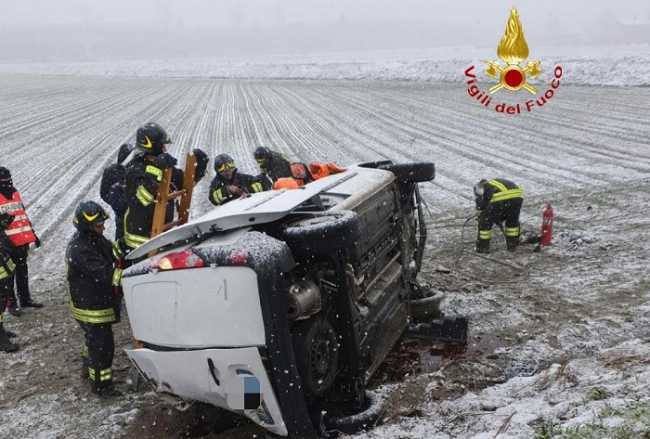 vigili del fuoco incidente auto fuori strada