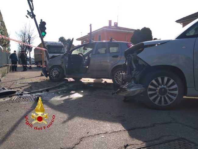 vigili del fuoco incidente semaforo