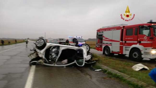 vigili del fuoco villarboit auto ribaltata
