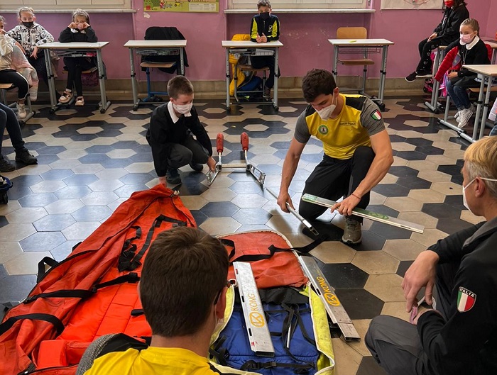 Bambini a lezione dalle fiamme gialle a Vercelli