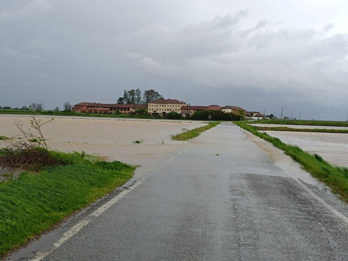 Ponti e strade chiuse per il maltempo nel Vercellese