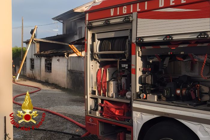 Incendio garage a Stroppiana: intervento dei vigili del fuoco