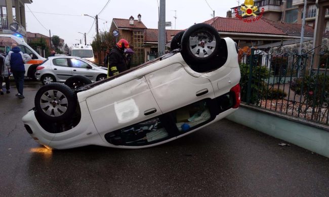 vigili del fuoco auto capottata