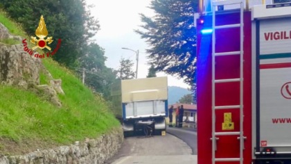 vigili del fuoco camion incastrato