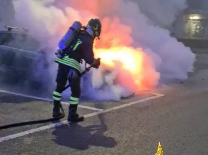 Auto a fuoco a Villareggia, intervengono i vigili del fuoco
