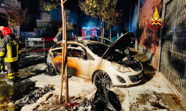vigili del fuoco incendio auto gpl