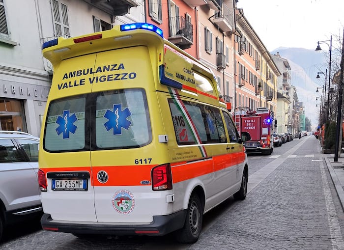 Ottantenne si sente male, i Vigili del fuoco la soccorrono entrando dalla finestra 
