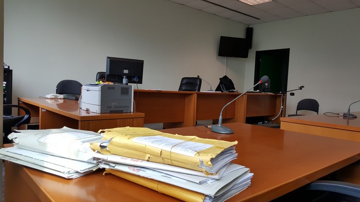 Decenni di maltrattamenti a moglie e figlia, settantenne a processo