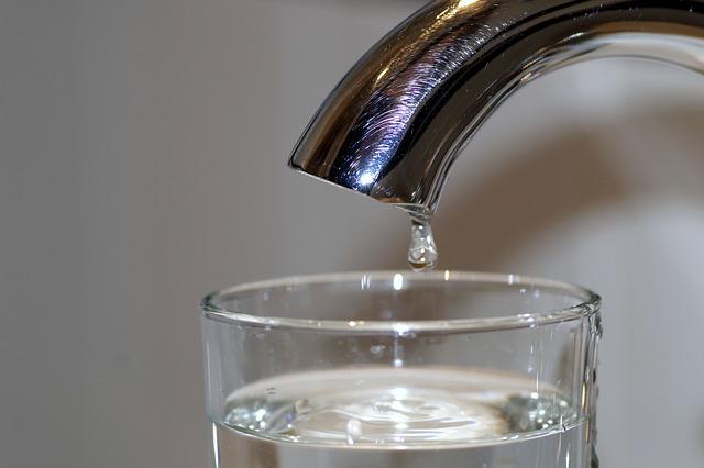 acqua rubinetto goccia