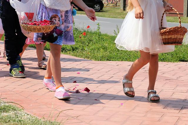 processione bambini fiori